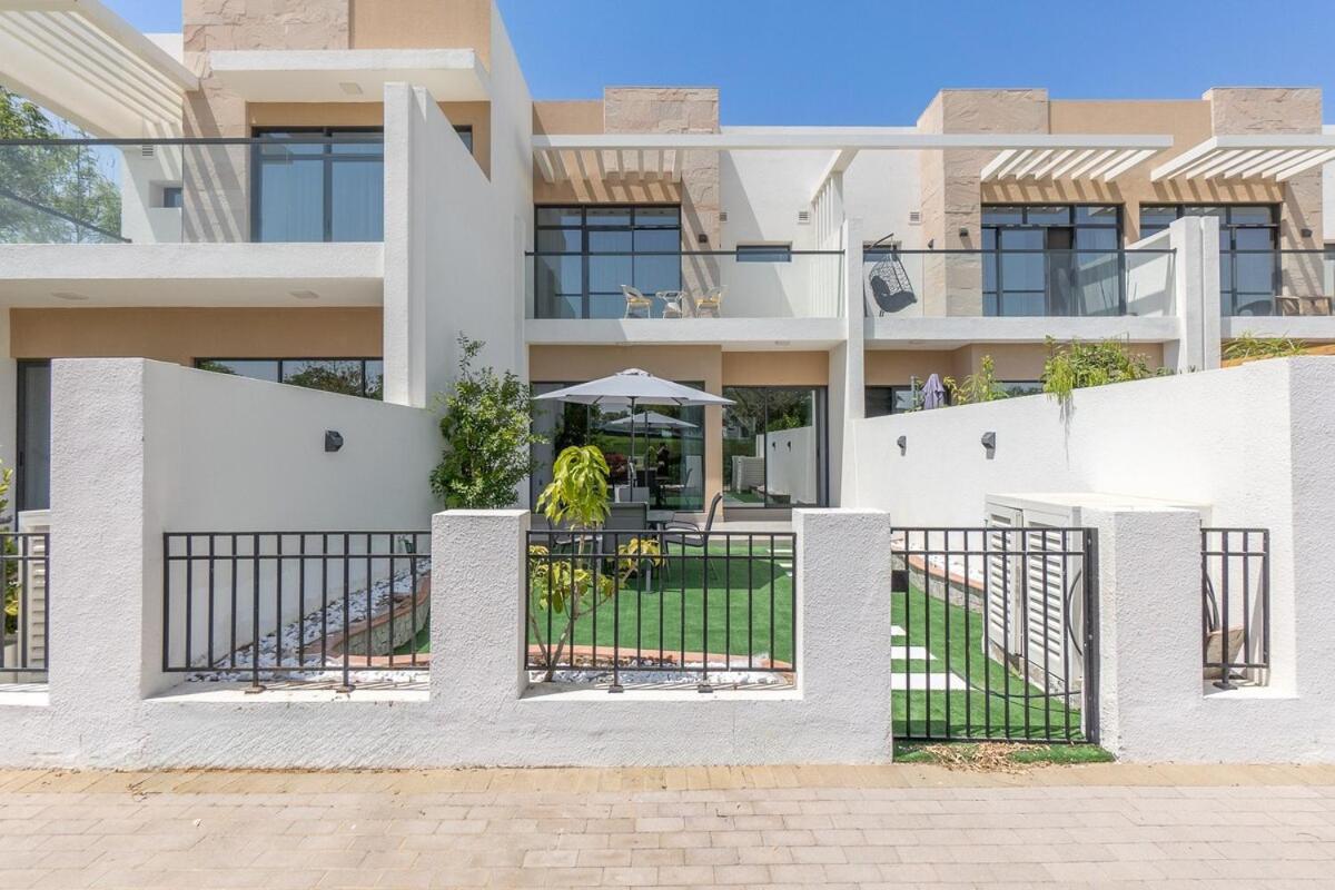 Cozy Stylish 3-bedroom At Damac Hills With Golf Course View Apartment