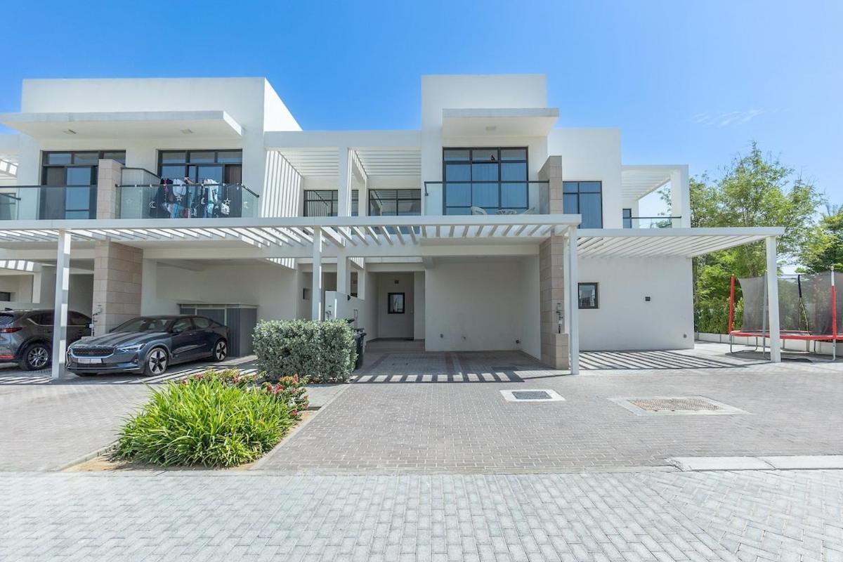 Cozy Stylish 3-bedroom At Damac Hills With Golf Course View Apartment *