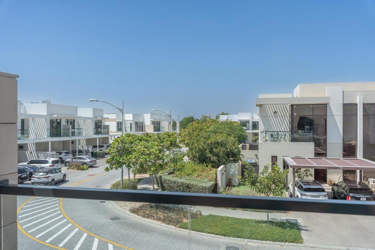Cozy Stylish 3-bedroom At Damac Hills With Golf Course View Apartment *