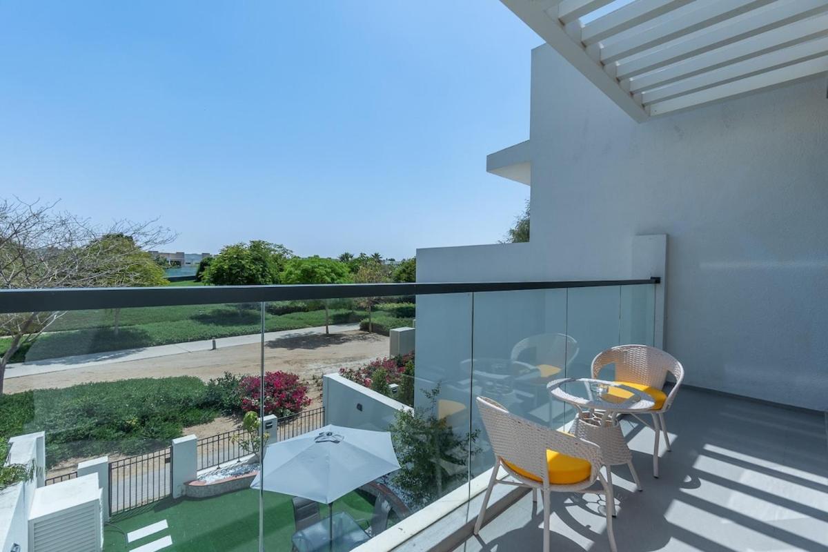 Cozy Stylish 3-bedroom At Damac Hills With Golf Course View Apartment *