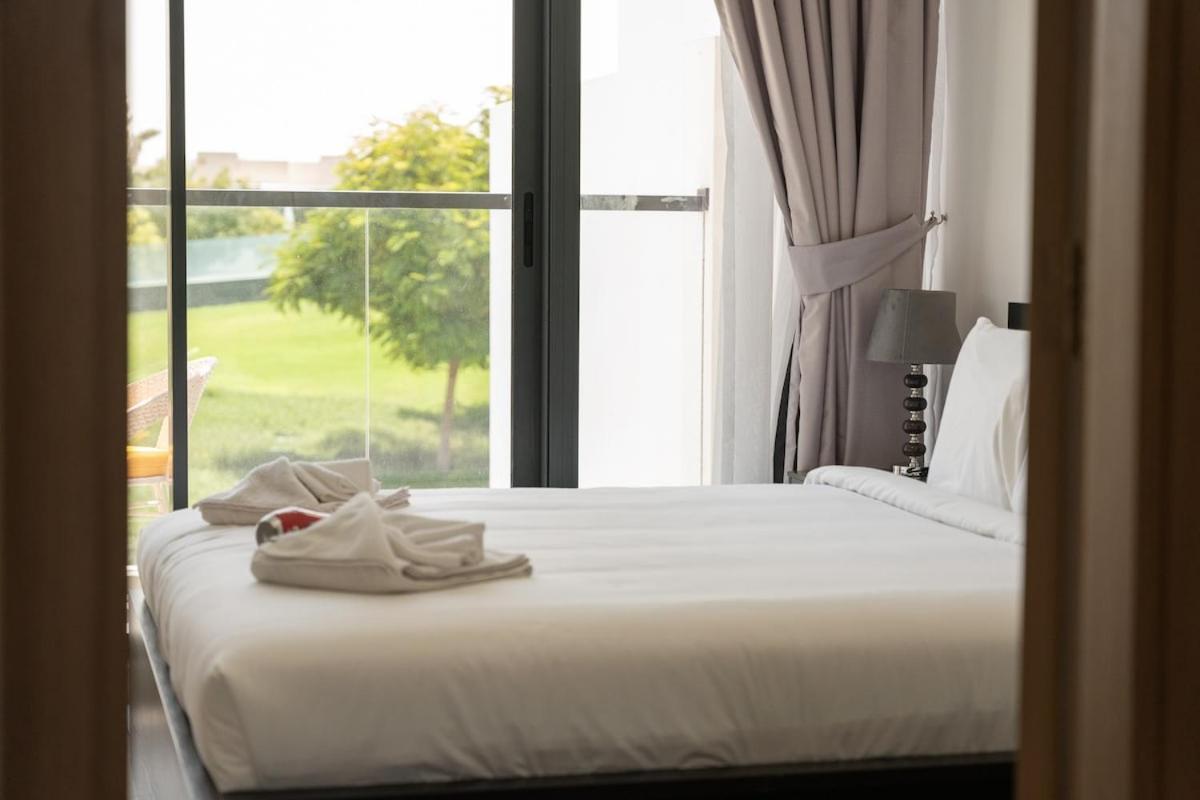 Cozy Stylish 3-bedroom At Damac Hills With Golf Course View Apartment *