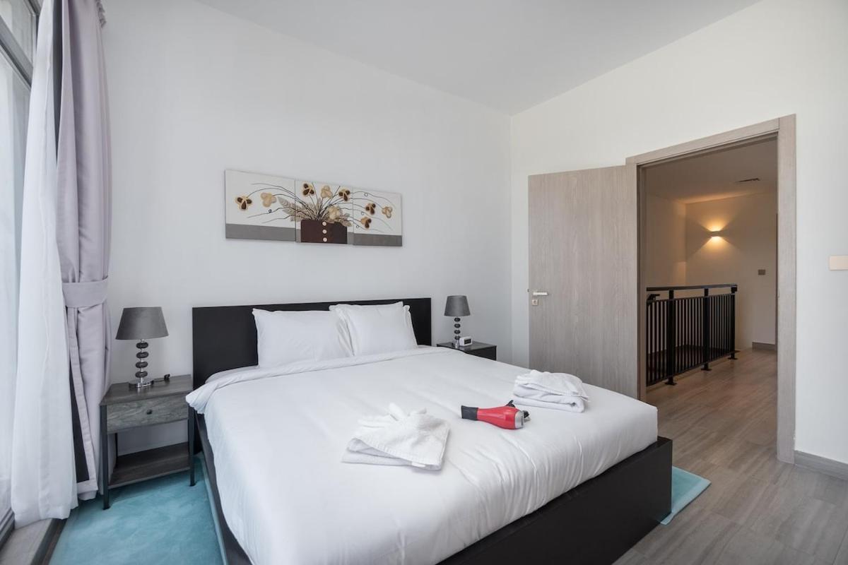 Cozy Stylish 3-bedroom At Damac Hills With Golf Course View Apartment *
